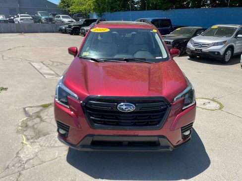 Used 2022 Subaru Forester Premium AWD/4WD image 3