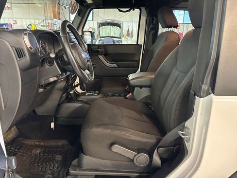 Used 2017 Jeep Wrangler Sport AWD/4WD image 14