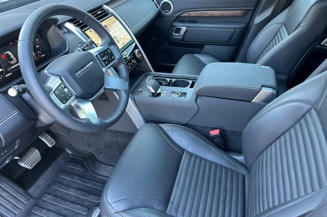 Certified 2025 Land Rover Discovery Dynamic SE AWD/4WD image 9