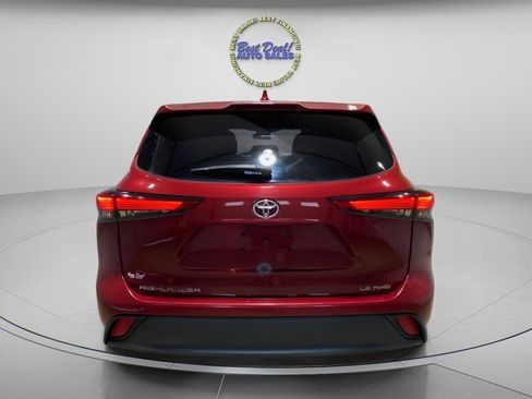 Used 2020 Toyota Highlander LE AWD/4WD image 3