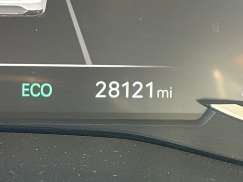 Used 2025 Genesis G70 2.5T image 21