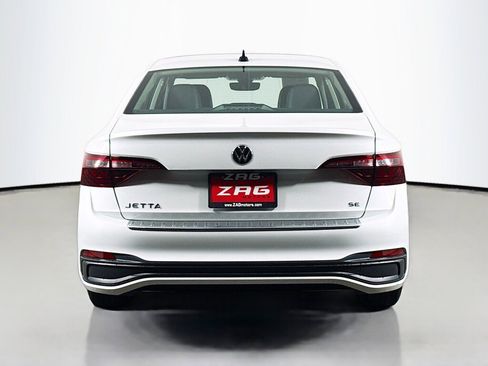 Used 2023 Volkswagen Jetta SE image 4
