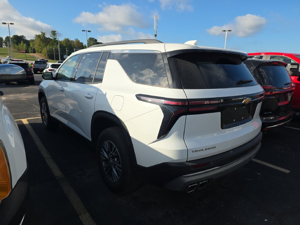 Used 2026 Chevrolet Traverse LT FWD image 4