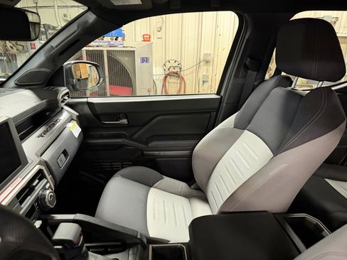 Used 2025 Toyota Tacoma TRD Sport w/ TRD Sport Upgrade Package image 32