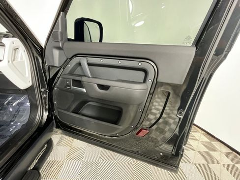 Used 2025 Land Rover Defender 90 S image 24