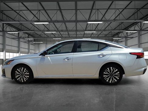 Used 2024 Nissan Altima 2.5 SV FWD image 2