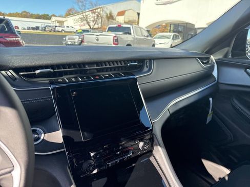 New 2025 Jeep Grand Cherokee Altitude image 27