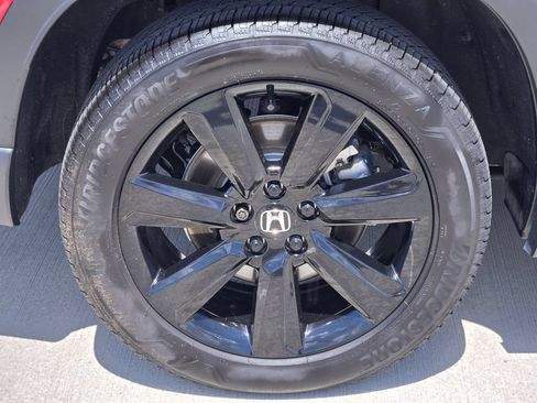 Certified 2025 Honda Pilot Black Edition image 10