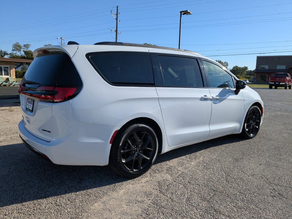Used 2025 Chrysler Pacifica Limited FWD image 4