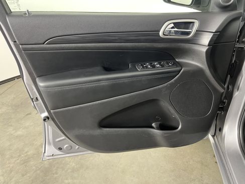Used 2020 Jeep Grand Cherokee Altitude AWD/4WD image 17
