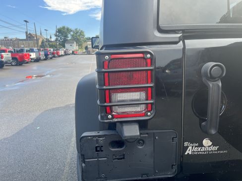 Used 2017 Jeep Wrangler Unlimited Rubicon w/ Connectivity Group AWD/4WD image 15
