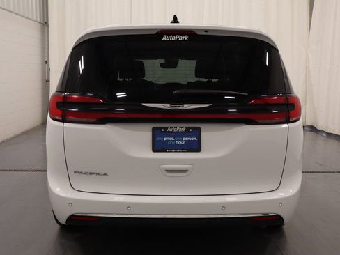 Used 2025 Chrysler Pacifica Select FWD image 9