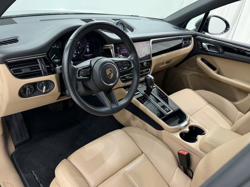 Certified 2025 Porsche Macan image 4