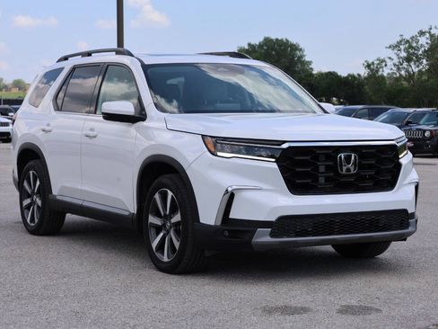 Used 2025 Honda Pilot Touring image 4