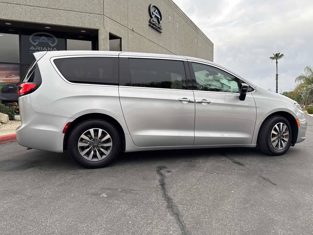 Used 2024 Chrysler Pacifica Limited FWD image 9