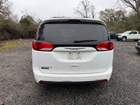 Used 2019 Chrysler Pacifica Touring-L image 7