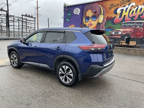 Used 2021 Nissan Rogue SV image 3