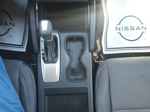 Used 2022 Nissan Frontier SV w/ Technology Package image 16