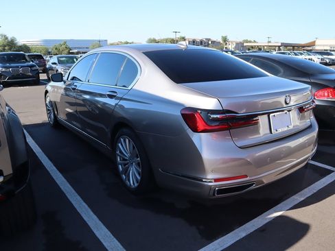 Used 2022 BMW 740i w/ Premium Package RWD image 3