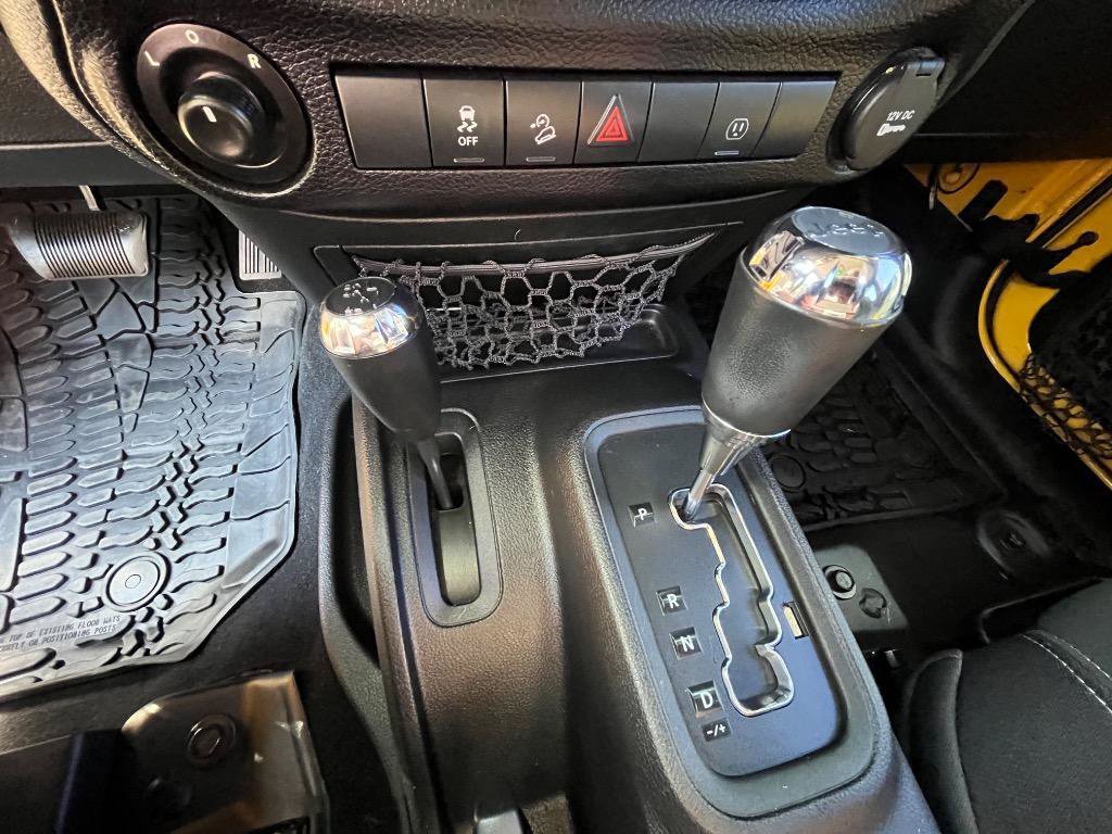 Used 2015 Jeep Wrangler Unlimited Sahara w/ Connectivity Group AWD/4WD image 26