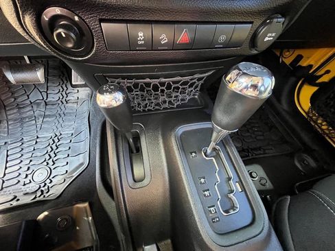 Used 2015 Jeep Wrangler Unlimited Sahara w/ Connectivity Group AWD/4WD image 26