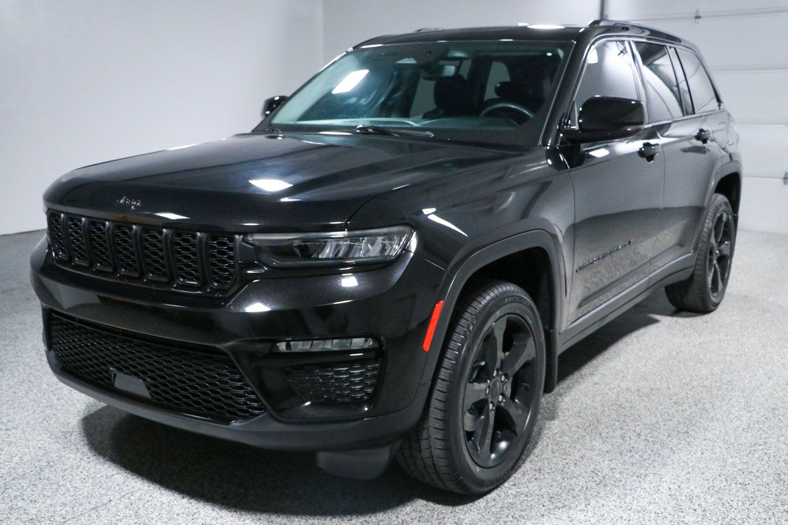 Used 2023 Jeep Grand Cherokee Limited w/ Black Appearance Package AWD/4WD image 28