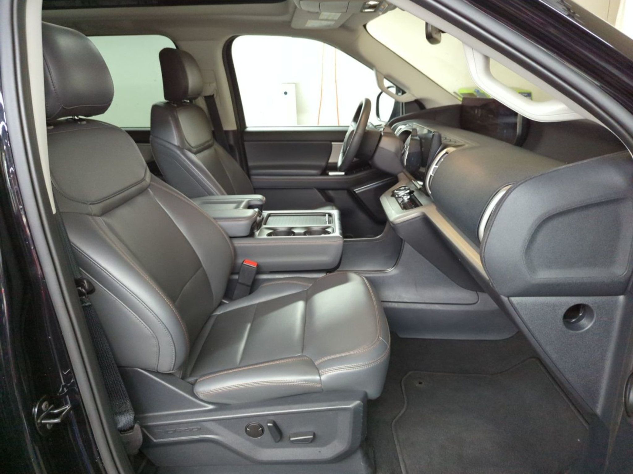 Used 2025 Ford Expedition Max Active AWD/4WD image 7