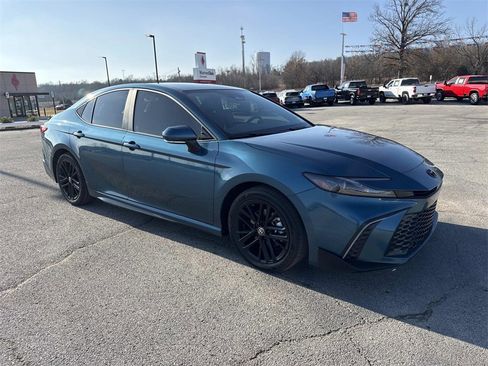 Used 2025 Toyota Camry SE image 7