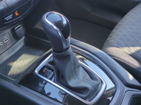 Used 2018 Nissan Rogue SV w/ Premium Package image 25