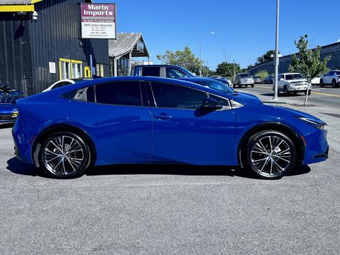 Used 2024 Toyota Prius XLE FWD image 5