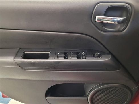 Used 2012 Jeep Patriot Latitude w/ Altitude Pkg image 24