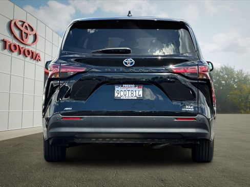 Certified 2022 Toyota Sienna XLE AWD/4WD image 4