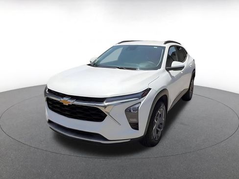 Used 2025 Chevrolet Trax LT FWD image 5