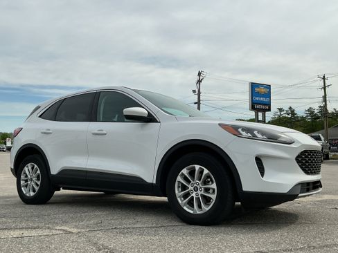 Used 2021 Ford Escape SE w/ Cold Weather Package AWD/4WD image 2