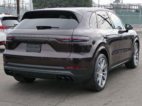 Used 2022 Porsche Cayenne Platinum Edition image 4