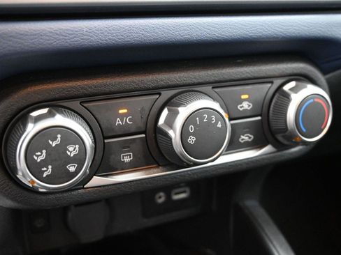 Used 2025 Nissan Versa SV image 5