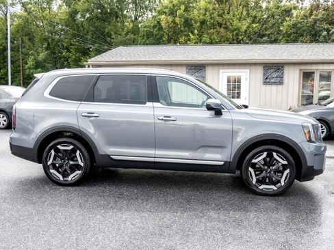 Used 2024 Kia Telluride EX w/ EX Captain's Chair Package image 12