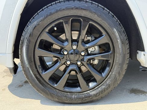 Used 2018 Jeep Grand Cherokee Altitude RWD image 12