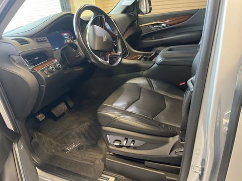 Used 2020 Cadillac Escalade Luxury image 4