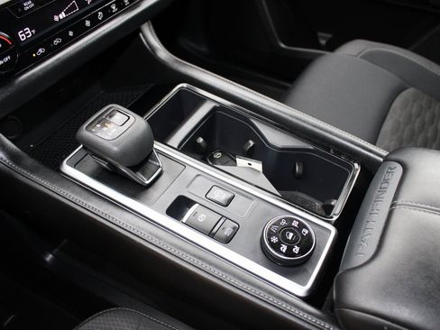 Used 2024 Nissan Pathfinder SV image 27