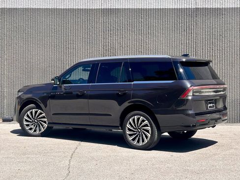 Certified 2025 Lincoln Navigator Black Label AWD/4WD image 4