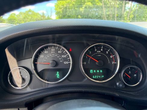 Used 2017 Jeep Wrangler Unlimited Sahara w/ Connectivity Group AWD/4WD image 16