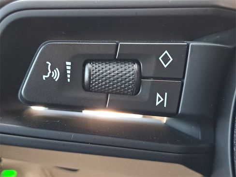 Used 2025 Porsche Cayenne image 38