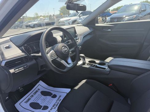 Used 2025 Nissan Altima 2.5 SV FWD image 13