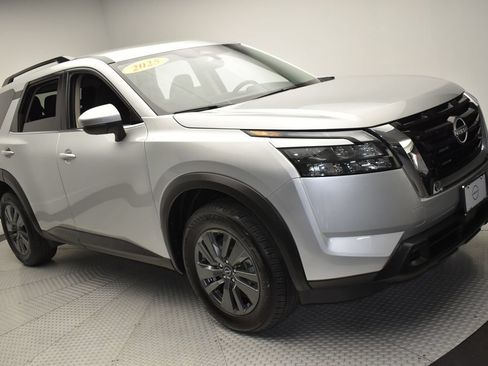 Used 2025 Nissan Pathfinder SV AWD/4WD image 3