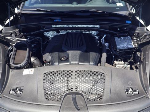 Certified 2024 Porsche Macan AWD/4WD image 26