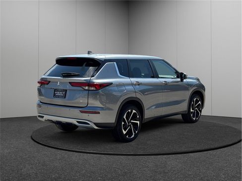 Used 2023 Mitsubishi Outlander SE image 9