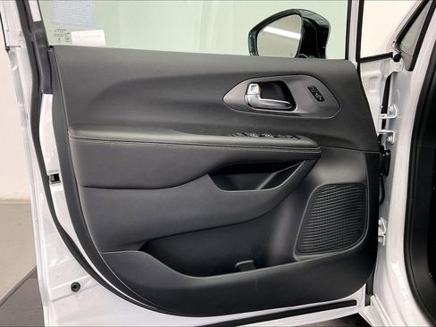 New 2026 Chrysler Pacifica Select image 12