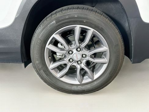Used 2024 GMC Terrain SLT FWD image 11