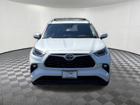Used 2021 Toyota Highlander XLE AWD/4WD image 2